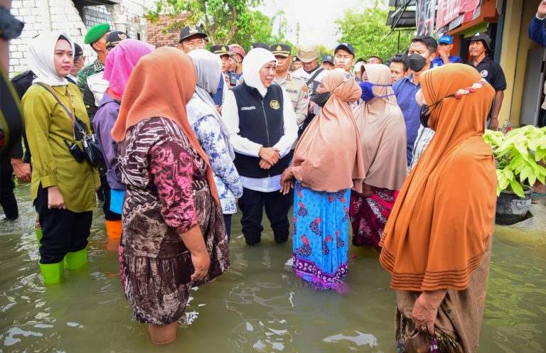 Gubernur Jatim Khofifah Indar Parawansa, saat turun meninjau langsung lokasi banjir. (Foto: Humas Pemprov Jatim)