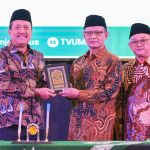 Ketua Umum PP Muhammadiyah Haedar Nashir menyerahkan cendera mata kepada Menteri KKP Sakti Wahyu Trenggono, dalam Pembukaan Pengajian Ramadan 1446 H/2025 M di UMJ, Kamis (6/3/2025). (Foto: Dok. Muhammadiyah)