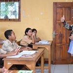 Mendikdasmen RI Prof Abdul Mu'ti berinteraksi dengan murid-murid SMPN 1 Komodo. (Foto: Humas Kemendikdasmen)