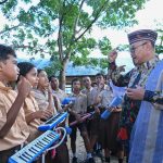 Mendikdasmen RI, Prof Abdul Mu’ti, menyaksikan penampilan para murid-murid SMPN 1 Komodo memainkan pianika. (Foto: Humas Kemendikdasmen)