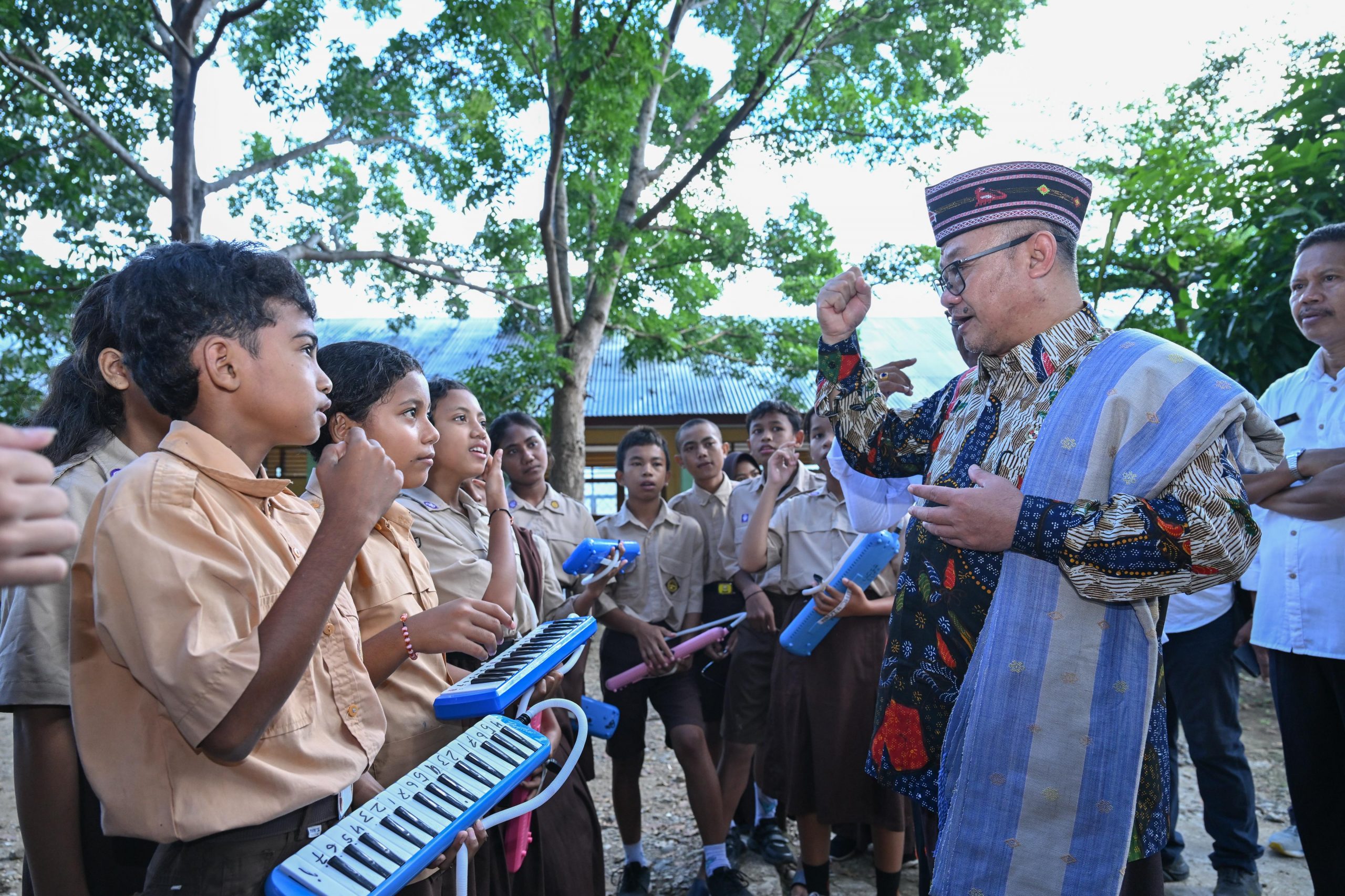 Mendikdasmen RI, Prof Abdul Mu’ti, menyaksikan penampilan para murid-murid SMPN 1 Komodo memainkan pianika. (Foto: Humas Kemendikdasmen)