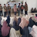Para hakim tinggi dari Pengadilan Tinggi dan Mahkamah Syariah Aceh menyalurkan santunan kepada santri-santri di Panti Asuhan Muhammadiyah Banda Aceh dan Pesantren Darul Hikmah Aceh Besar, Jumat (14/3/2025). (Foto: IST)