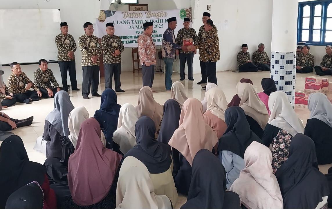 Para hakim tinggi dari Pengadilan Tinggi dan Mahkamah Syariah Aceh menyalurkan santunan kepada santri-santri di Panti Asuhan Muhammadiyah Banda Aceh dan Pesantren Darul Hikmah Aceh Besar, Jumat (14/3/2025). (Foto: IST)