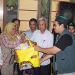 Ketua PP Muhammadiyah Busyro Muqoddas (tengah, kemeja putih) dan Sekretaris LHKP PP Muhammadiyah David Efendi, menyerahkan bantuan kepada warga terdampak konflik agraria di Wadas, Purworejo, Sabtu (15/3/2025). (Foto: IST)