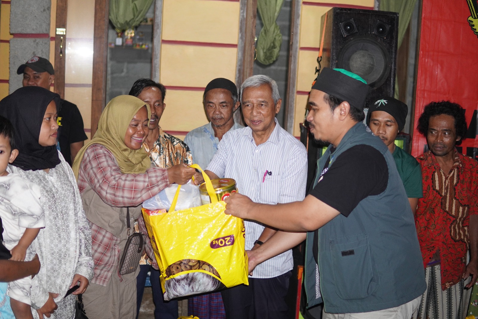 Ketua PP Muhammadiyah Busyro Muqoddas (tengah, kemeja putih) dan Sekretaris LHKP PP Muhammadiyah David Efendi, menyerahkan bantuan kepada warga terdampak konflik agraria di Wadas, Purworejo, Sabtu (15/3/2025). (Foto: IST)