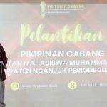 Ketua Umum DPD IMM Jawa Timur, Devi Kurniawan, menyampaikan sambutan dan arahan dalam Pelantikan PC IMM Nganjuk, Ahad (16/3/2025). (Foto: Septi Sartika)