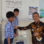 Wamendikdasmen Fajar Riza Ul haq, berinteraksi dengan para murid dalam kunjungannya, Kamis (20/3/2025). (Foto: IST)