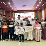 Penyeraham santunan kepada anak-anak yatim dalam Gebyar Kado Ramadan yang diselenggarakan oleh LazisMu Jatim. (Foto: IST)
