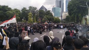 Surabaya Memanas! Demonstrasi Tolak RUU TNI Berakhir Ricuh