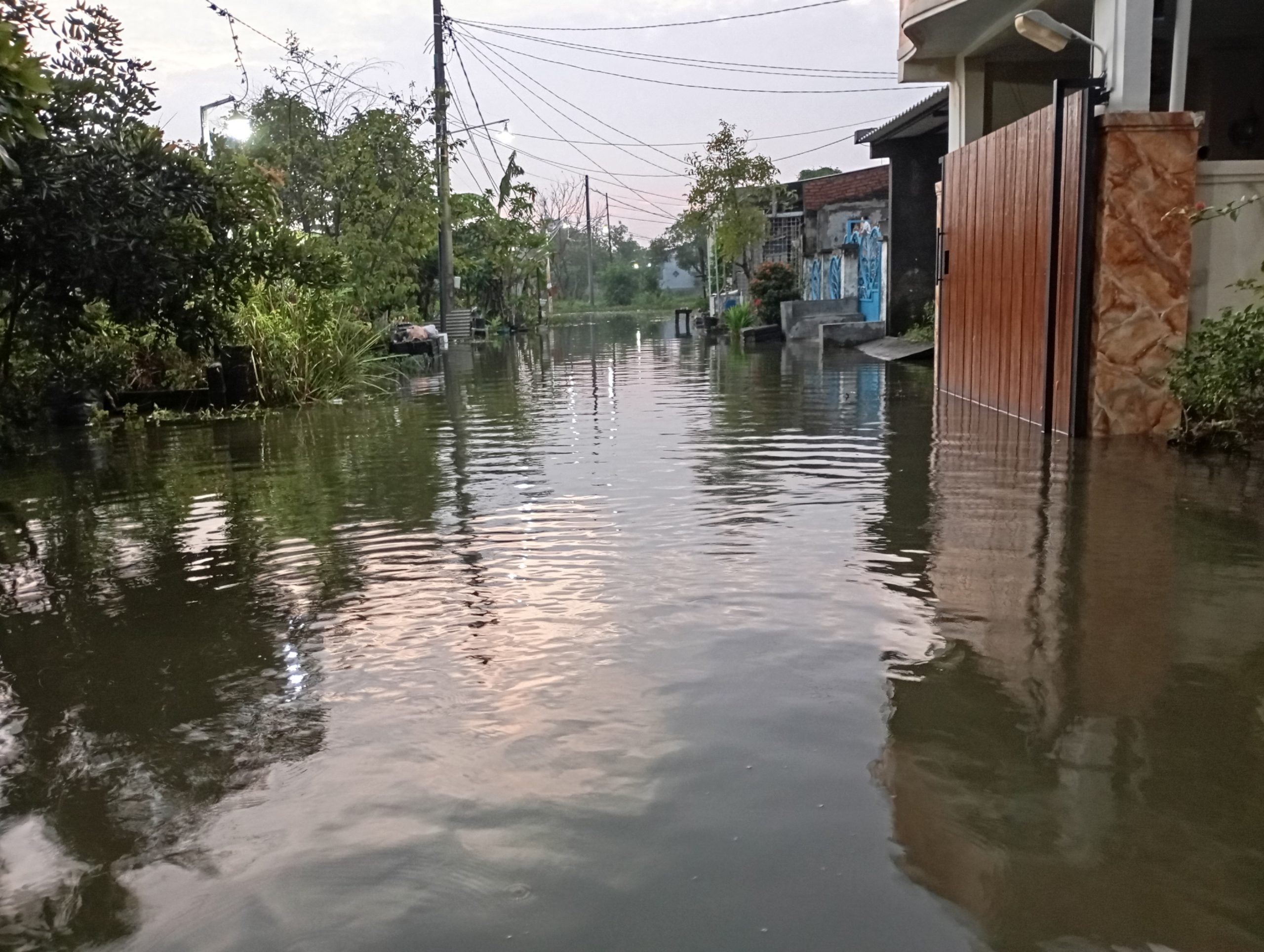 Banjir dengan ketinggian mencapai sekitar 40 sentimeter di salah satu kompleks perumahan di Desa Kalipecabean, Candi, Sidoarjo, Sabtu (1/3/2025). (Foto: Ubay NA)