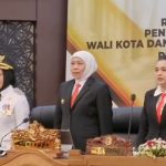 Gubernur Jawa Timur, Khofifah Indar Parawansa (tengah), saat menghadiri prosesi Sertijab Wali Kota dan Wakil Wali Kota Mojokerto di Gedung DPRD Kota Mojokerto, Rabu (5/3/2025). (Foto: IST)