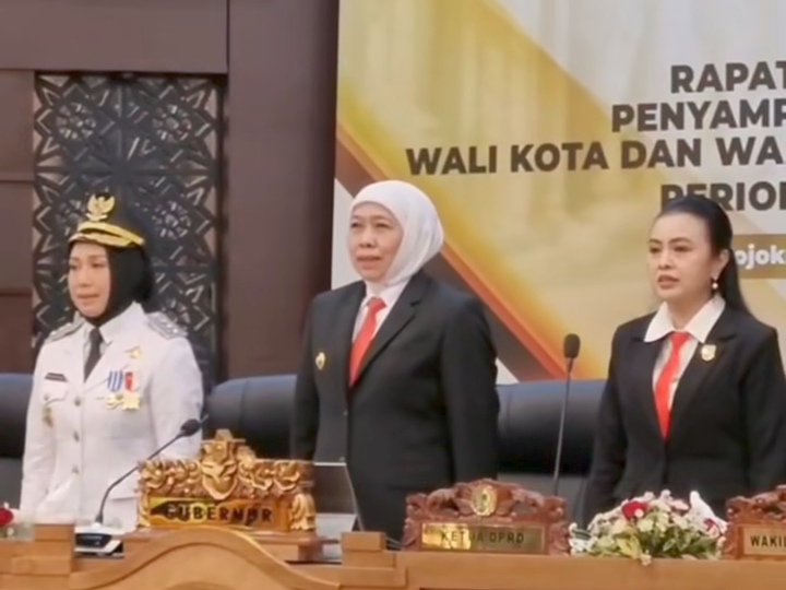 Gubernur Jawa Timur, Khofifah Indar Parawansa (tengah), saat menghadiri prosesi Sertijab Wali Kota dan Wakil Wali Kota Mojokerto di Gedung DPRD Kota Mojokerto, Rabu (5/3/2025). (Foto: IST)