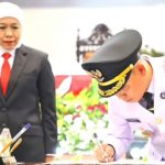Gubernur Jawa Timur, Khofifah Indar Parawansa, menyaksikan penandatanganan berita acara sertijab Bupati dan Wakil Bupati Mojokerto, Rabu (5/3/2025). (Foto: IST)
