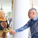 Gubernur Jawa Timur Khofifah Indar Parawansa bertemu Menteri Perhubungan Duduk Purwagandhi, di Gedung Negara Grahadi, Surabaya, Jumat (7/3/2025). (Foto: IST)