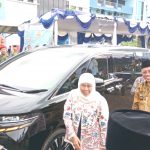 Ketua PWM Jatim Dr dr Sukadiono (kanan) menyambut kedatangan Gubernur Jawa Timur Khofifah Indar Parawansa di Dome UMLA, Sabtu (8/3/2025). (Foto: Ubay NA)