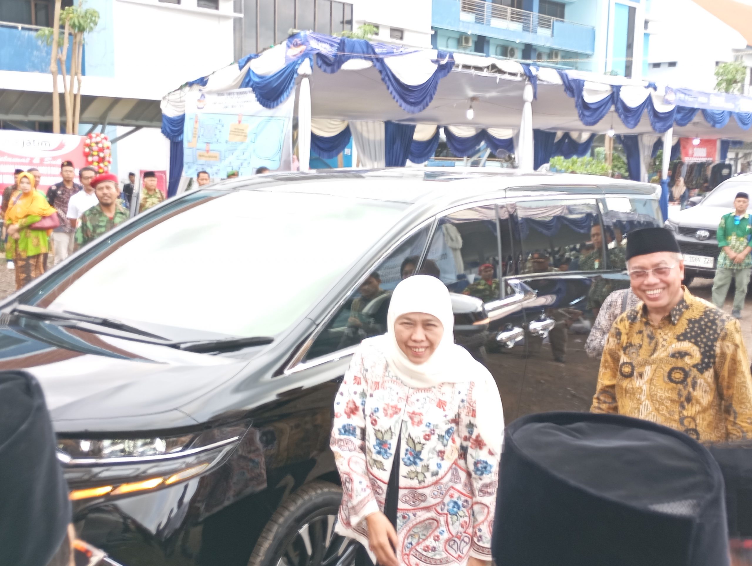 Ketua PWM Jatim Dr dr Sukadiono (kanan) menyambut kedatangan Gubernur Jawa Timur Khofifah Indar Parawansa di Dome UMLA, Sabtu (8/3/2025). (Foto: Ubay NA)