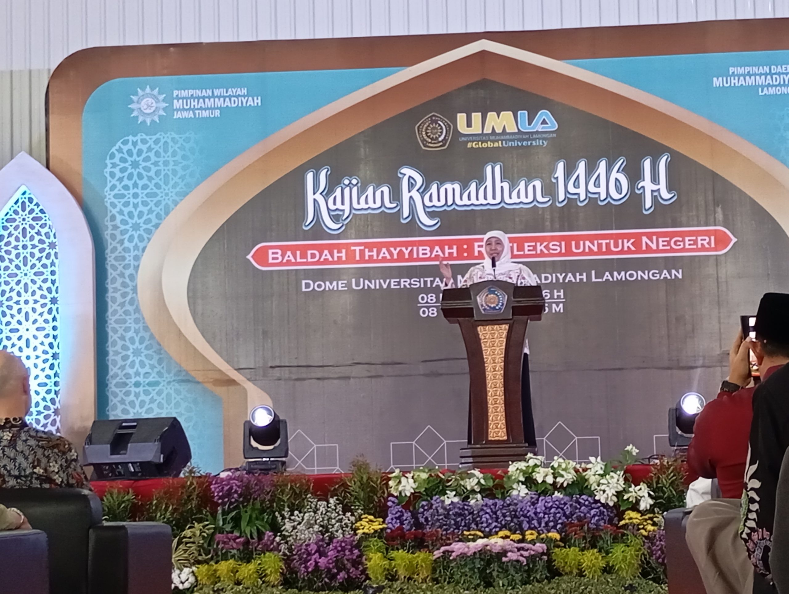 Gubernur Jawa Timur Khofifah Indar Parawansa menyampaikan sambutan dalam pengajian jelang berbuka pada kegiatan Kajian Ramadan 1446 H/2025 M yang digelar PWM Jatim di Dome UMLA, Sabtu (8/3/2025).