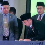Radius Setiyawan menandatangani berita acara Pelantikan Wakil Rektor UM Surabaya, Senin (10/3/2025). (Foto: Tangkapan layar/ Ubay)