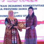 Gubernur Jatim Khofifah Indar Parawansa (kiri) dan Gubernur Maluku Utara Sherly Tjoanda, Rabu (12/3/2025). (Foto: Ubay NA)