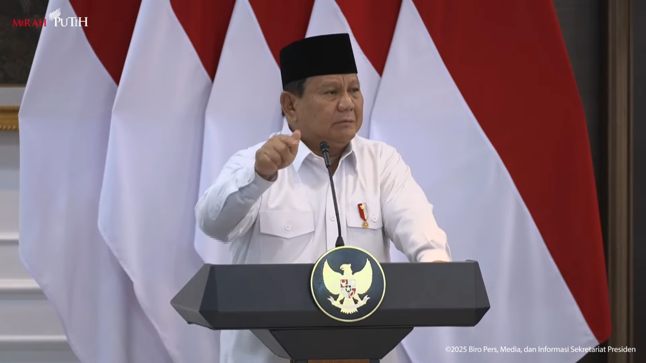 Presiden RI Prabowo Subianto menyampaikan sejumlah kebijakan penting dalam menghadapi arus mudik dan Hari Raya Idulfitri 1446 Hijriah, termasuk soal kondisi dan harga kebutuhan pokok, dalam Sidang Kabinet Paripurna, Jumat (21/3/2025). (Foto: Tangkapan layar/ Ubay NA)