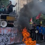 Para mahasiswa berorasi dan membakar ban bekas di depan Gedung DPRD Sidoarjo, menolak pengesahan RUU TNI dan menyuarakan sejumlah permasalahan lokal di Kota Delta, Selasa (25/3/2025). (Foto: IST)