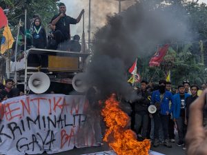 Mahasiswa Serbu DPRD Sidoarjo, Tolak Pengesahan RUU TNI dan Suarakan Permasalahan Lokal