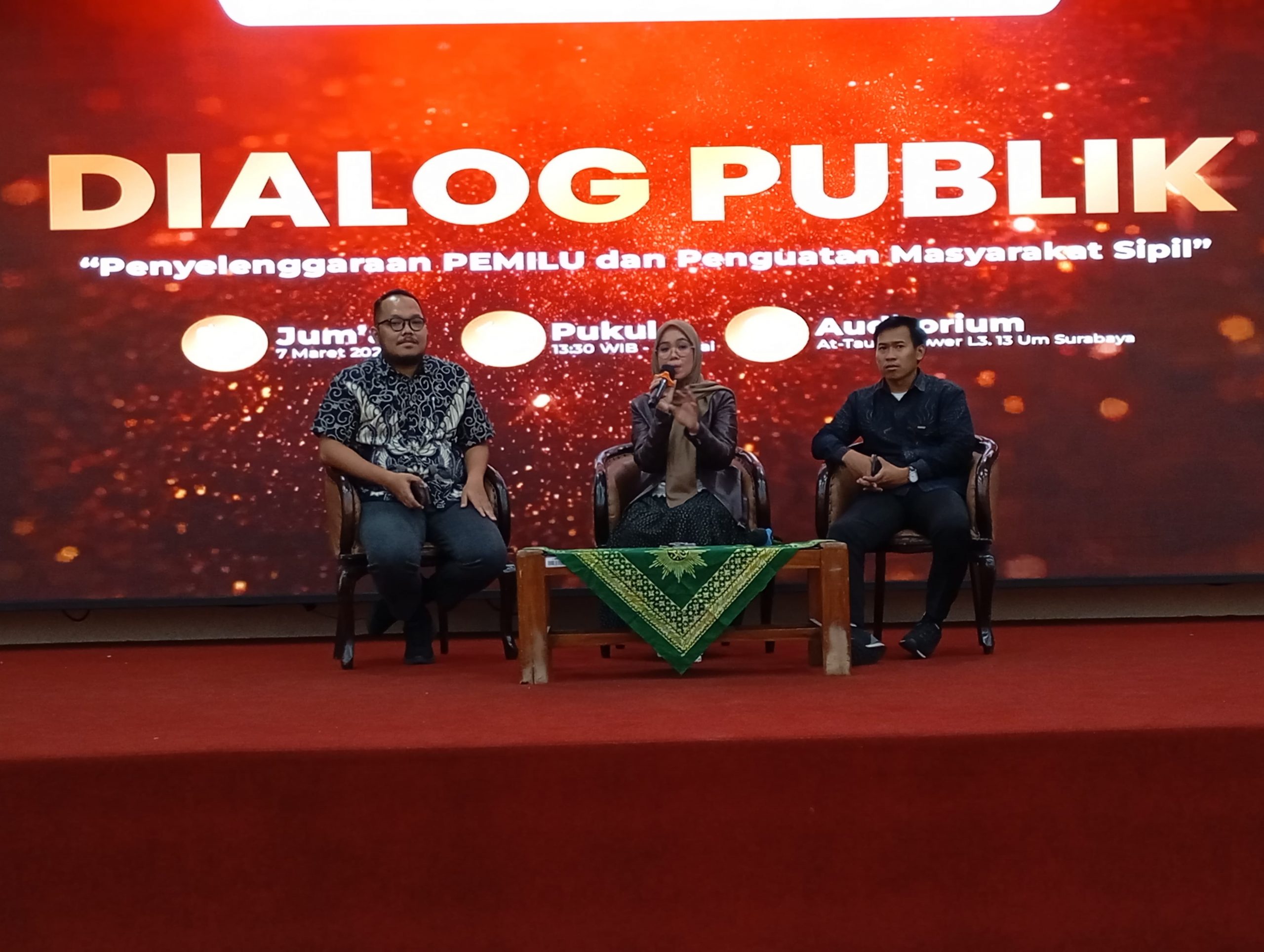 Dari kiri: Direktur PUSAD UM Surabaya Satria Unggul Wicaksana, Anggota KPU RI Iffa Rosita, Kabid HPKP DPD IMM Jawa Timur Akhlis. (Foto: Ubay NA)