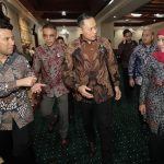 Gubernur Jatim Khofifah Indar Parawansa (kanan, jilbab merah) dan Wakil Gubernur Jatim Emil Elestianto Dardak (paling kiri), mendampingi Menko Infrastruktur dan Pembangunan Kewilayahan Agus Harimurti Yudhoyono (tengah), mengikuti Rakor Ketahanan Pangan Jatim Tahun 2025 di Gedung Negara Grahadi, Surabaya, Jumat (14/3/2025). (Foto:IST)