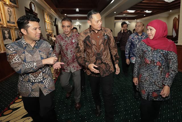 Gubernur Jatim Khofifah Indar Parawansa (kanan, jilbab merah) dan Wakil Gubernur Jatim Emil Elestianto Dardak (paling kiri), mendampingi Menko Infrastruktur dan Pembangunan Kewilayahan Agus Harimurti Yudhoyono (tengah), mengikuti Rakor Ketahanan Pangan Jatim Tahun 2025 di Gedung Negara Grahadi, Surabaya, Jumat (14/3/2025). (Foto:IST)