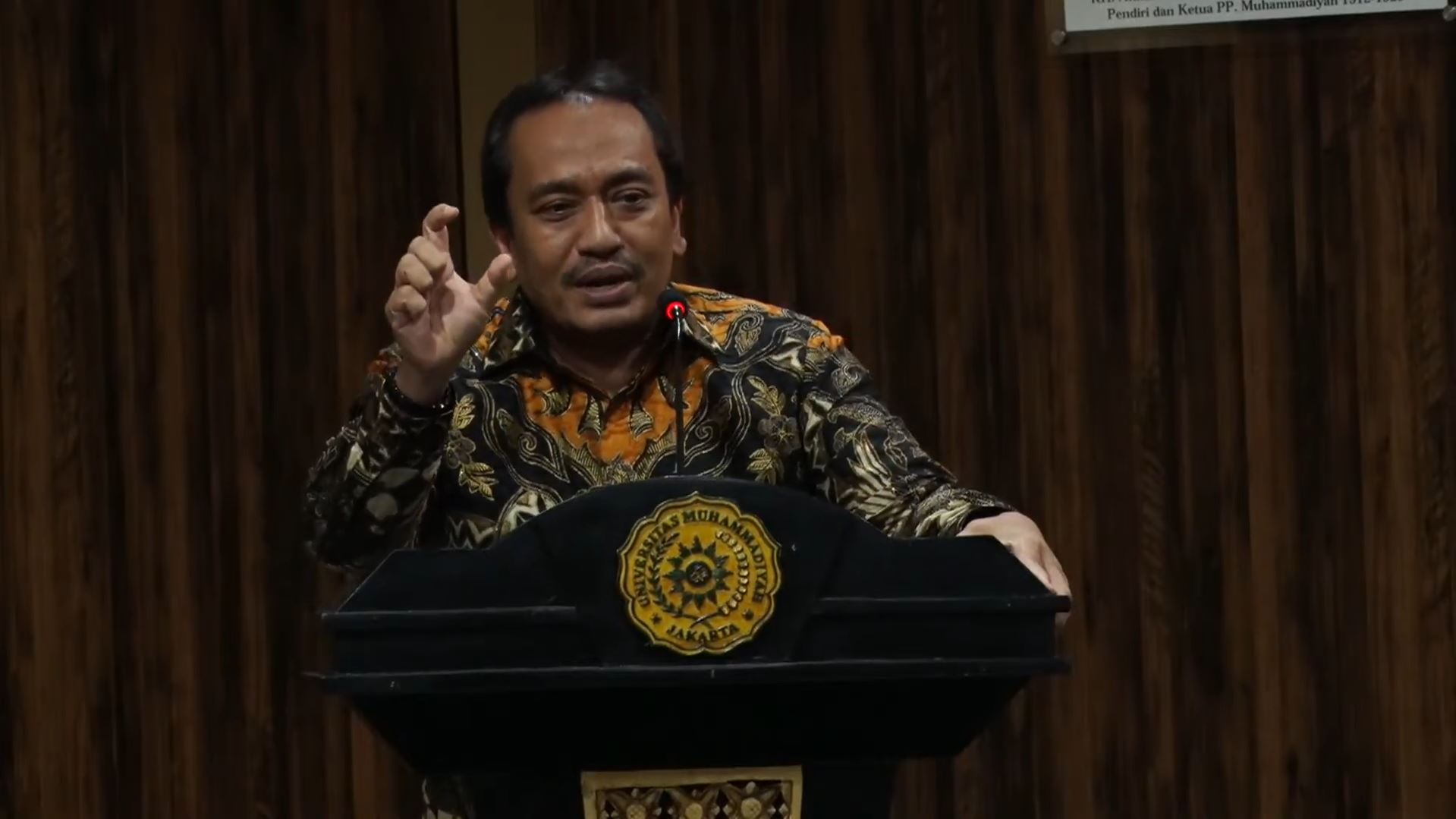 Rektor UMJ, Prof Ma'mun Murod, saat memaparkan materinya dalam Seminar bertajuk 'Urgensi Revisi UU Pemilu: Penataan Desain Keserentakan Pemilu dan Tata Kelola Penyelenggaraan Pemilu' yang digelar Perludem, Jumat (14/3/2025). (Foto: Ubay NA)