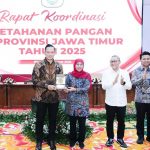 Dari kiri: Menko Infrastruktur dan Pembangunan Kewilayahan Agus Harimurti Yudhoyono (AHY), Gubernur Jatim Khofifah Indar Parawansa, Menko Bidang Pangan Zulkifli Hasan (Zulhas), dan Wakil Gubernur Jatim Emil Elestianto Dardak, saat Rakor Ketahanan Pangan Jatim Tahun 2025 di Gedung Negara Grahadi, Surabaya, Jumat (14/3/2025). (Foto:IST)
