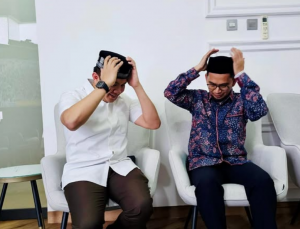 Seskab Teddy Indra Wijaya Dapat Hadiah Peci dari Ustaz Adi Hidayat