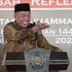 Ketua PWM Jawa Timur, Dr dr Sukadiono MM, menyampaikan sambutan dalam Kajian Ramadan 1446 H/2025 M di UMLA, Sabtu (8/3/2025). (Foto: Ubay NA)
