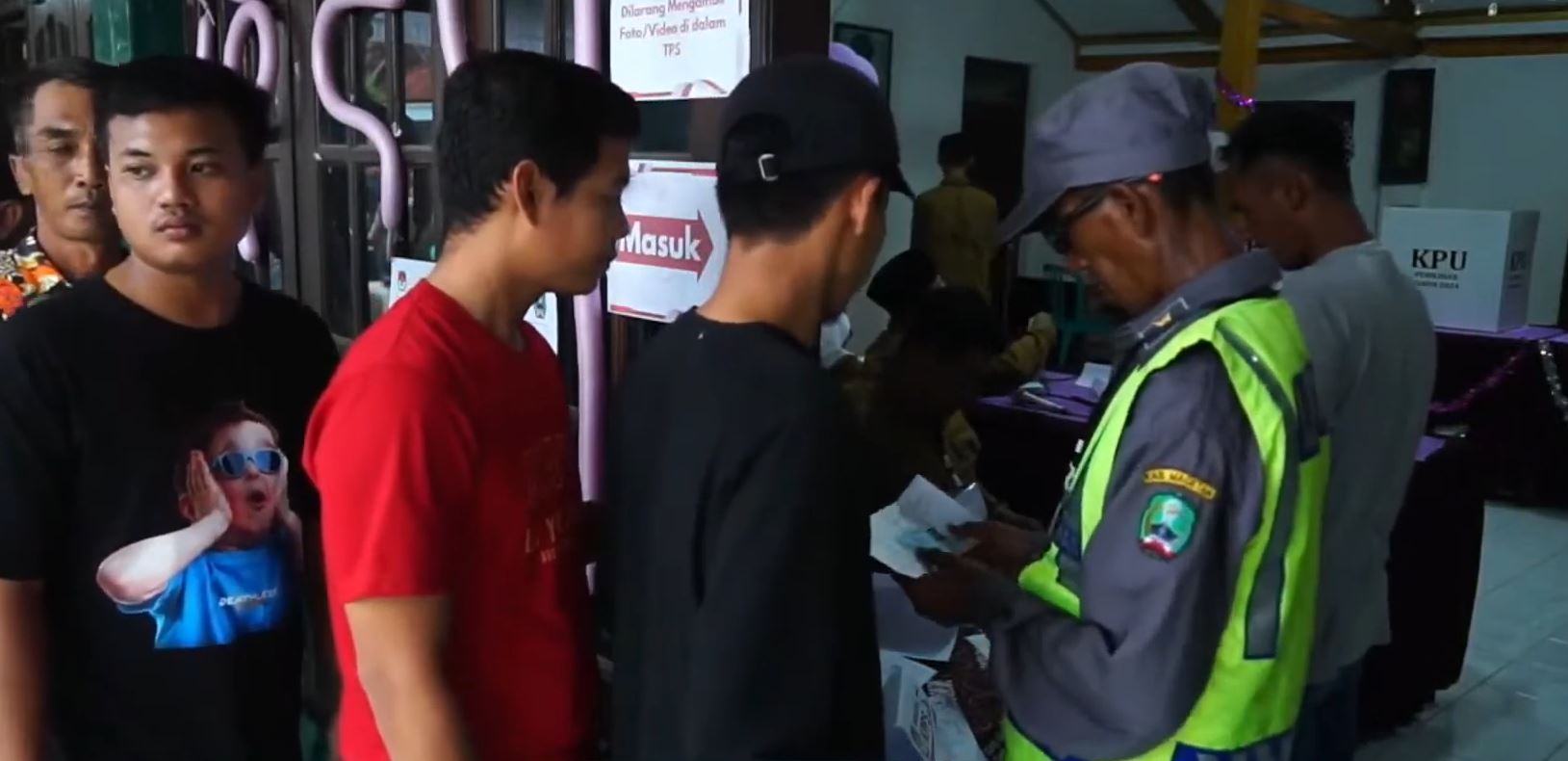 Pelaksanaan PSU Pilkada Magetan di TPS 004 Desa Kinandang. (Foto: Ubay NA)