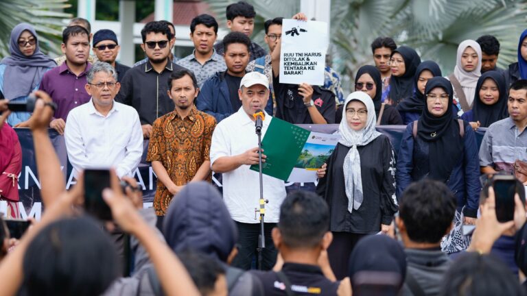 Wakil Rektor UMY Prof Zuly Qodir, bersama para civitas akademika UMY lainnya, menyatakan enam sikap terhadap pengesahan UU TNI, Sabtu (22/3/2025). (Foto: Humas UMY)