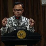 Wamendagri Bima Arya Sugiarto, saat memaparkan materinya dalam Seminar bertajuk 'Urgensi Revisi UU Pemilu: Penataan Desain Keserentakan Pemilu dan Tata Kelola Penyelenggaraan Pemilu' yang digelar Perludem, Jumat (14/3/2025). (Foto: Ubay NA)