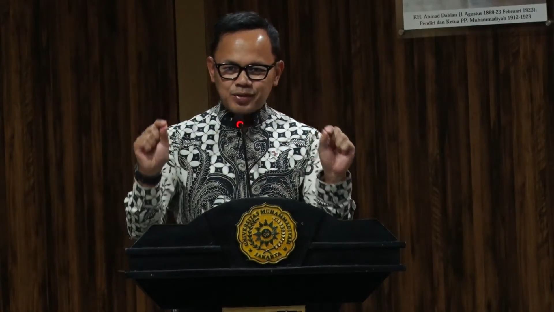 Wamendagri Bima Arya Sugiarto, saat memaparkan materinya dalam Seminar bertajuk 'Urgensi Revisi UU Pemilu: Penataan Desain Keserentakan Pemilu dan Tata Kelola Penyelenggaraan Pemilu' yang digelar Perludem, Jumat (14/3/2025). (Foto: Ubay NA)