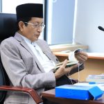 Menag RI, Nasaruddin Umar, memeriksa Buku Manasik Hajiterbaru yang akan segera dirilis dan didistribusikan setelah Hari Raya Idulfitri 1446 H, Senin (3/3/2025). (Foto: Humas Kemenag RI)