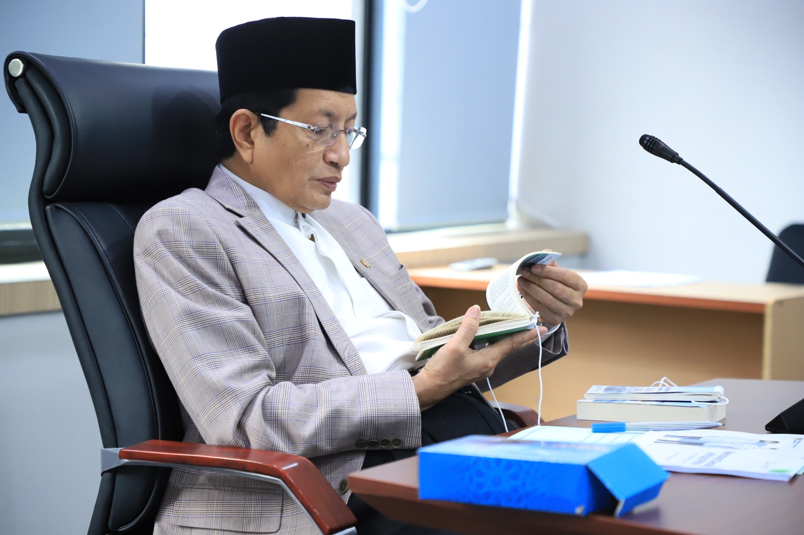 Menag RI, Nasaruddin Umar, memeriksa Buku Manasik Hajiterbaru yang akan segera dirilis dan didistribusikan setelah Hari Raya Idulfitri 1446 H, Senin (3/3/2025). (Foto: Humas Kemenag RI)