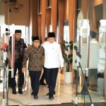 Menag RI Nasaruddin Umar (kanan, kemeja putih) bersama Menko Bidang Pemberdayaan Masyarakat Abdul Muhaimin Iskandar alias Cak Imin, usai Rapat Tingkat Menteri (RTM) di Jakarta, Kamis (13/3/2025). (Foto: Humas Kemenag RI)