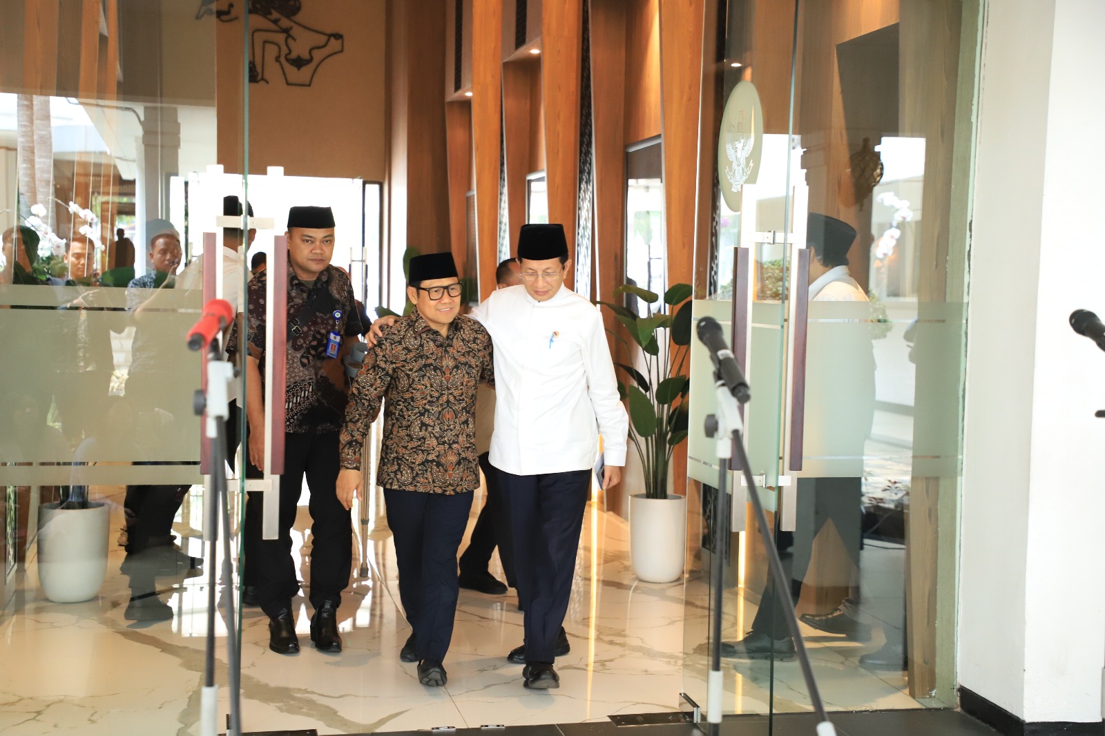 Menag RI Nasaruddin Umar (kanan, kemeja putih) bersama Menko Bidang Pemberdayaan Masyarakat Abdul Muhaimin Iskandar alias Cak Imin, usai Rapat Tingkat Menteri (RTM) di Jakarta, Kamis (13/3/2025). (Foto: Humas Kemenag RI)