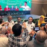 Rektor UM Surabaya Dr Mundakir memberikan keterangan kepada awak media. (Foto: Azrohal/PWMU.co)