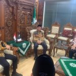 Mendes-PDT Yandri Susanto (kiri) berdiskusi bersama Ketua PP Muhammadiyah Muhadjir Effendy (batik) dan Anwar Abbas, saat mengunjungi Kantor PP Muhammadiyah di Jakarta, Kamis (13/3/2025). (Foto: Arif'an)