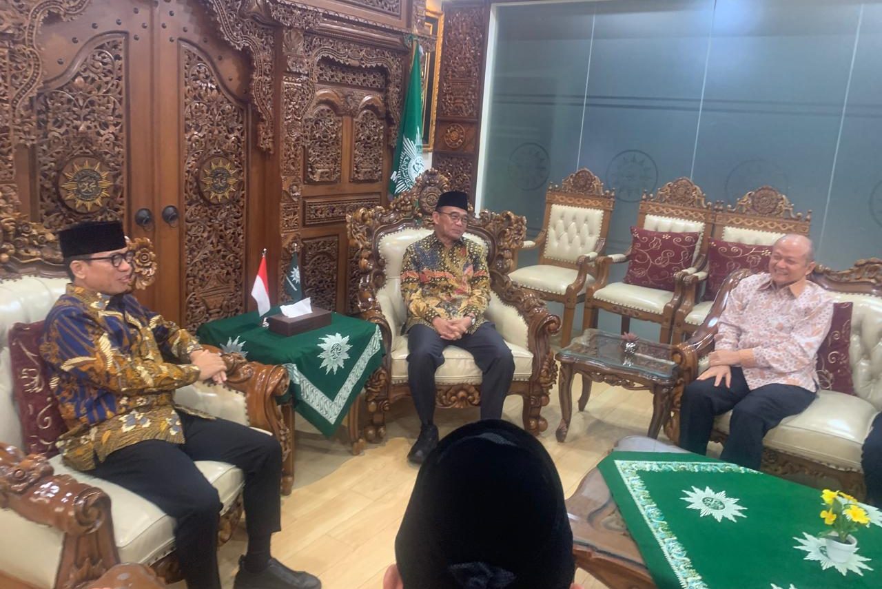 Mendes-PDT Yandri Susanto (kiri) berdiskusi bersama Ketua PP Muhammadiyah Muhadjir Effendy (batik) dan Anwar Abbas, saat mengunjungi Kantor PP Muhammadiyah di Jakarta, Kamis (13/3/2025). (Foto: Arif'an)