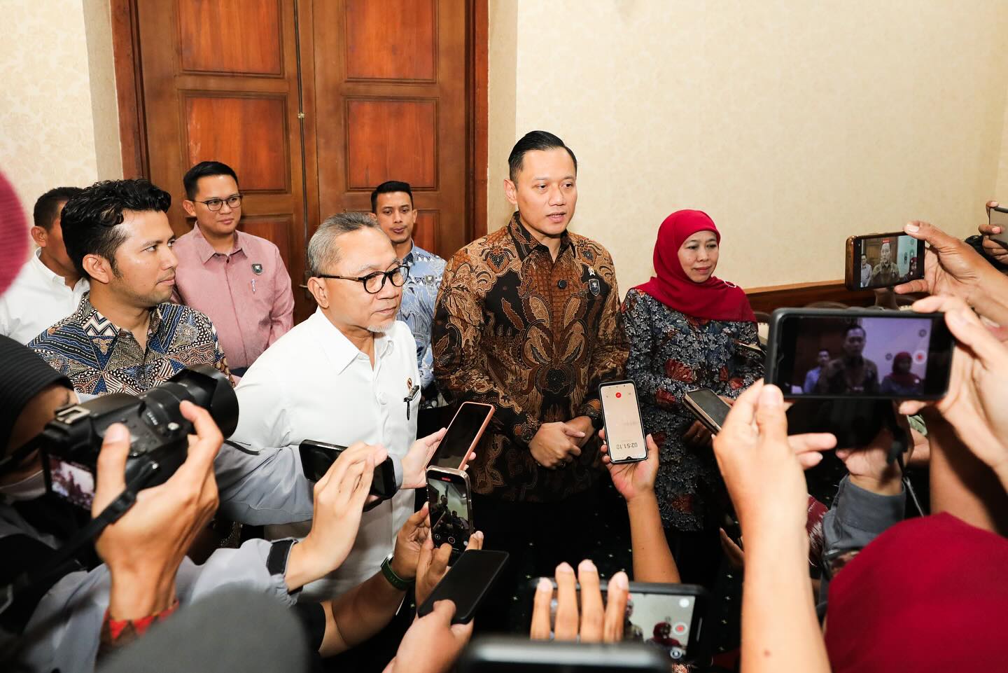 Menko Pangan Zulkifli Hasan (Zulhas) bersama Menko Infrastruktur dan Pembangunan Kewilayahan Agus Harimurti Yudhoyono (AHY), usai mengikuti Rakor Ketahanan Pangan Jatim di Gedung Negara Grahadi, Surabaya, Jumat (14/3/2025). (Foto:IST)