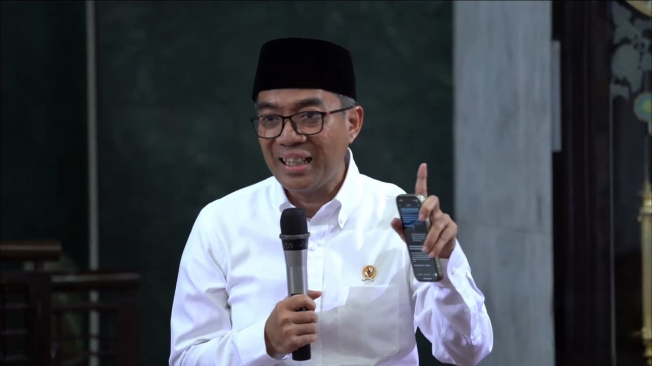 Mendiktisaintek Brian Yuliarto saat menyampaikan tausiyah dalam peringatan Nuzulul Quran yang digelar Kemendikdasmen RI, Senin (17/3/2025). (Foto: Ubay NA)