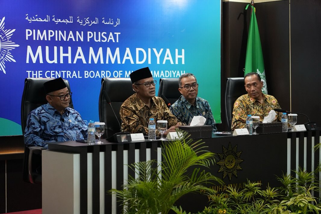 Dari kir: Sekretaris Umum PP Muhammadiyah Prof Abdul Mu'ti, Ketua Umum PP Muhammadiyah Prof Haedar Nashir, Mendiktisaintek Prof Brian Yuliarto, dan Wamendiktisaintek Prof Fauzan. (Foto: IST)