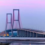 Jembatan Nasional Suramadu yang menghubungkan Kota Surabaya dengan Kabupaten Bangkalan, Madura.