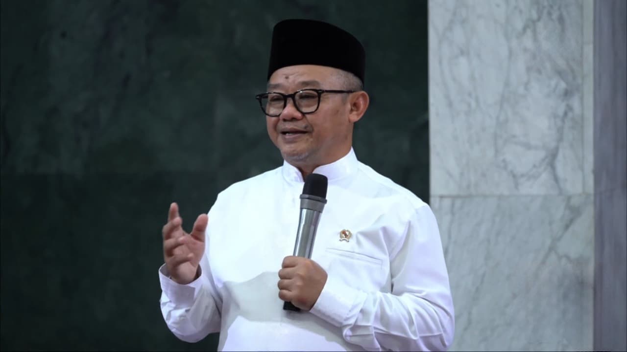 Mendikdasmen RI, Abdul Mu'ti, menyampaikan tausiyah dalam peringatan Nuzulul Quran, Senin (17/3/2025). (Foto: Ubay NA)