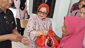 Legislator PDI Perjuangan Salurkan Bantuan Sembako untuk Warga Kediri